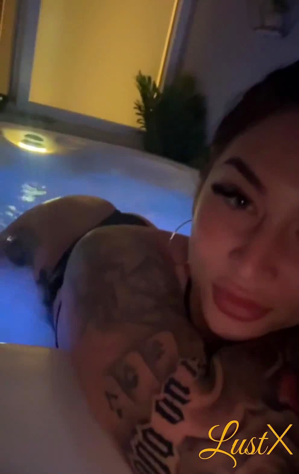Aisha Video Hintergrund